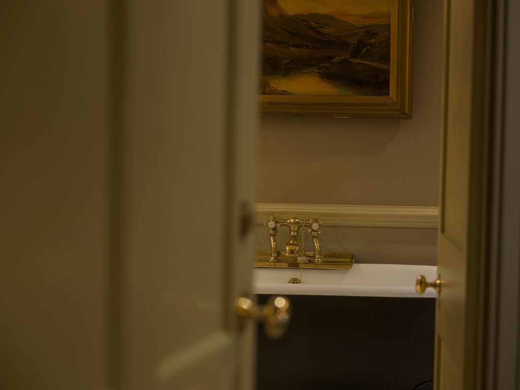 ‘s Junior Suite bath (2)